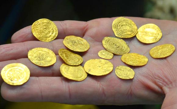 Amateur divers and professional underwater archaeologists form the Israel Antiquities Authority have found what they say is the largest hoard of medieval gold coins ever found in Israel. Image credit: Israel Antiquities Authority.