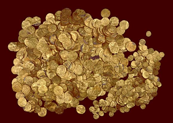 The find consists of about 2,000 coins (dinar, half dinar and quarter dinar), weighing almost 6 kg. Image credit: Israel Antiquities Authority.