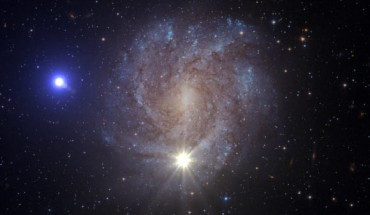 An artist impression of the mass-transfer phase followed by a double-detonation supernova that leads to the ejection of US 708. While this illustration shows the supernova, bottom center, and the ejected star, left, at the same time, in reality the supernova would have been faded away long before the star reached that position. Image credit: ESA / Hubble / NASA / S. Geier.