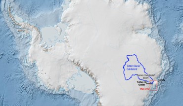 The Totten Glacier catchment, outlined in blue, is a collection basin for ice and snow that flows through the glacier. It’s estimated to contain enough material to raise sea levels by at least 3.5 m. Image credit: Jamin Greenbaum / Australian Antarctic Division.