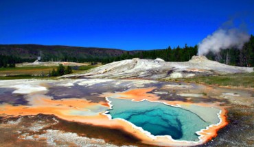 Lion Geyser and Heart Spring in Yellowstone National Park. Image credit: Brocken Inaglory / CC BY-SA 3.0.