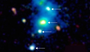 This image shows the quadruple quasar SDSS J0841+3921 (quasars are indicated by arrows). Image credit: Joseph Hennawi / Fabrizio Arrigoni-Battaia.