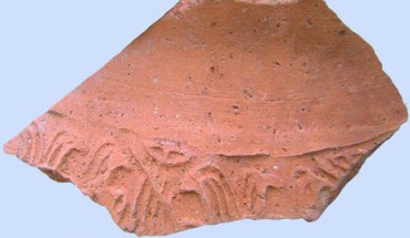 A fragment of a pithos found at the Bet Ha-‘Emeq site. Image credit: Nimrod Getzov / Israel Antiquities Authority.