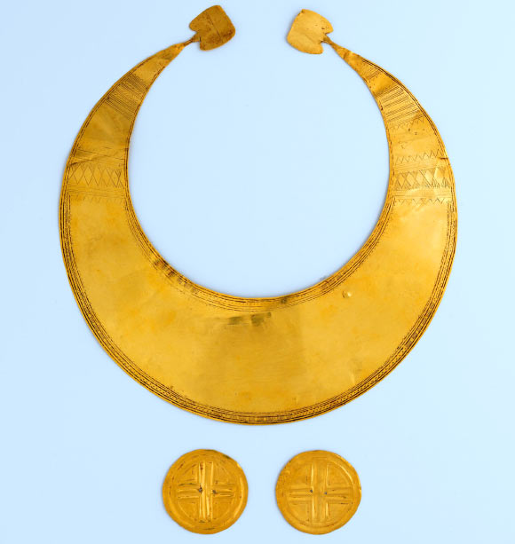 A gold lunula and two small gold discs dating to the Early Bronze Age (2300-1800 BC). Image credit: National Museum of Ireland.