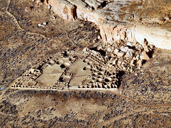 Aerial view of Pueblo Bonito. Image credit: Bob Adams / CC BY-SA 3.0.