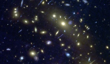 This Hubble image shows the cluster of galaxies MACS0416.1-2403. Bright yellow ‘elliptical’ galaxies can be seen, surrounded by numerous blue spiral and amorphous galaxies. Gravitational arcs can also be seen. This image forms the test data that the machine learning algorithm is applied to, having not previously seen the image. Image credit: NASA / ESA / J. Geach / A. Hocking.