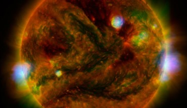 High-energy X-rays from NuSTAR are shown in blue; low-energy X-rays from Hinode are green; and extreme UV light from SDO is yellow and red. All three telescopes captured their solar images around the same time on April 29, 2015. Image credit: NASA / JPL-Caltech / GSFC / JAXA.