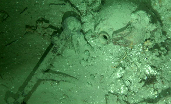 An octant or sextant and pottery jug from the wreck site give some sense of the age of the wreck found by scientists off the North Carolina coast. Image credit: WHOI.