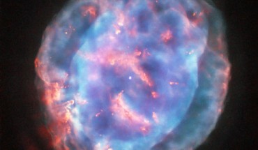 This Hubble image of the planetary nebula NGC 6818 (Little Gem Nebula) shows two layers of gas (with dust): a spherical outer region and a brighter, vase-shaped interior bubble. Image credit: ESA / Hubble / NASA / Judy Schmidt, geckzilla.com.