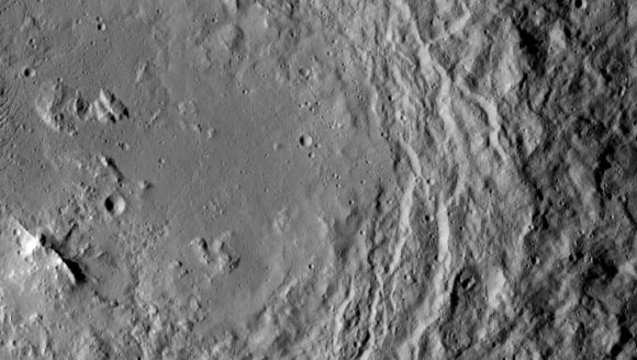 This image shows a mountain ridge, near lower left, that lies in the center of Urvara crater. The crater’s diameter is 101 miles (163 km). The image was snapped on August 19, 2015. Image credit: NASA / JPL-Caltech / UCLA / MPS / DLR / IDA.