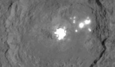 This image is a close-up from the image above and shows the Occator crater with a cluster of mysterious bright spots. Image credit: NASA / JPL-Caltech / UCLA / MPS / DLR / IDA.