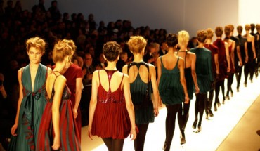 The new study suggests a link between the genes that increase a person’s height and those that produce a reduced body weight. Image credit: Art Comments / CC BY 2.0.