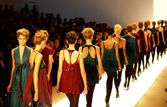 The new study suggests a link between the genes that increase a person’s height and those that produce a reduced body weight. Image credit: Art Comments / CC BY 2.0.