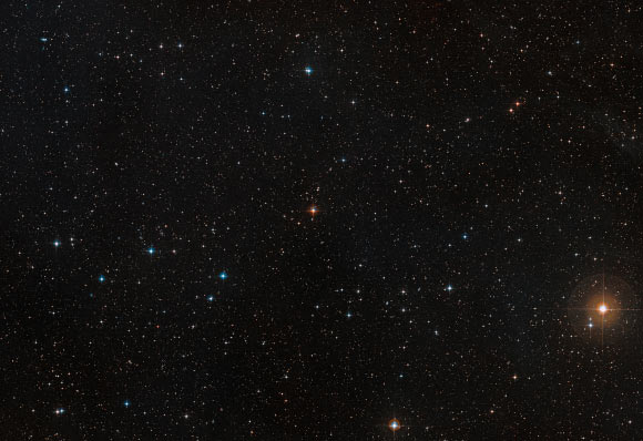 This image shows the sky around AU Microscopii. It was created from images forming part of the Digitized Sky Survey 2. AU Microscopii is an orangish star of moderate brightness in the centre of the image. Image credit: ESO / Digitized Sky Survey 2.