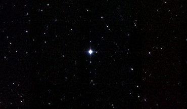 This image shows XX Triangulum (center), a red giant star about 1,500 light-years away. Image credit: NASA / IPAC / 2MASS / Centre de Données astronomiques de Strasbourg / SIMBAD.