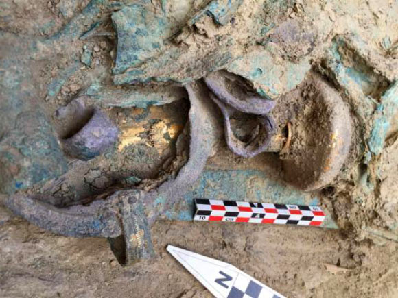 The weapons of bronze found within the tomb included a 3.3 foot (1 m) long slashing sword with an ivory handle covered with gold. Image credit: University of Cincinnati.