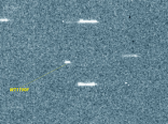 WT1190F observed on October 9, 2015, with the University of Hawaii 2.2-m telescope on Mauna Kea, Hawaii. Image credit: B. Bolin / R. Jedicke / M. Micheli.