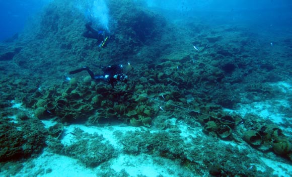 Archaeologists survey the scatter of a Late Roman shipwreck. Image credit: V. Mentogianis.