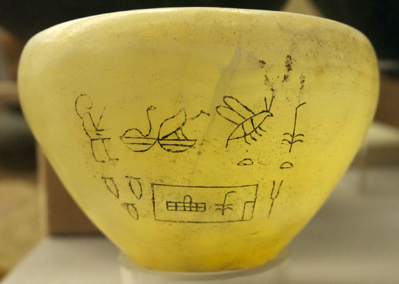 Alabaster vase inscribed with the name of Semerkhet, pharaoh of the first dynasty of Egypt, c. 2920 BC. Image credit: Iry-Hor / CC BY-SA 3.0.