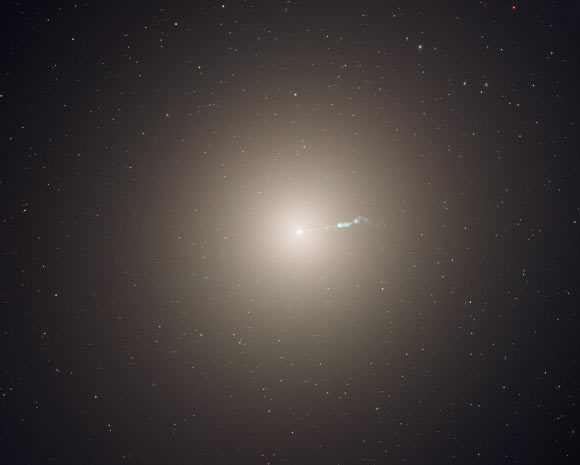 Messier 87 is the dominant galaxy at the center of the neighboring Virgo cluster of galaxies. Image credit: NASA / ESA / Hubble Heritage Team.