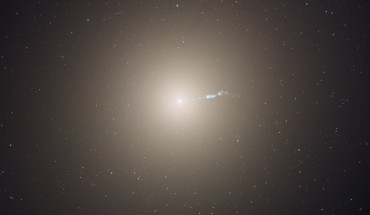 Messier 87 is the dominant galaxy at the center of the neighboring Virgo cluster of galaxies. Image credit: NASA / ESA / Hubble Heritage Team.