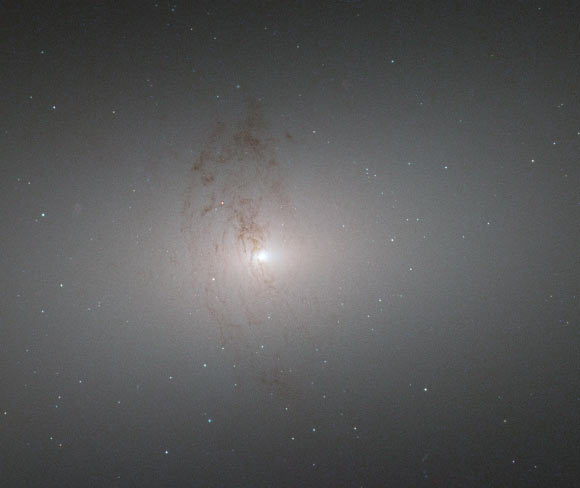 A close-up view of NGC 2768. Image credit: NASA / ESA / Hubble / S. Smartt, Queen’s University Belfast.