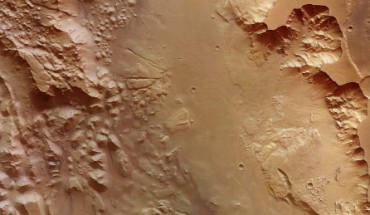 This image focuses on a section of Aurorae Chaos on Mars. Vast volumes of water once flooded through this deep chasm on the planet that connects Valles Marineris to the planet’s northern lowlands. The image was taken by Mars Express’ High Resolution Stereo Camera on July 16, 2015. The image was acquired using the nadir channel of the camera, which is directed vertically down onto the surface of Mars. Image credit: ESA / DLR / FU Berlin / CC BY-SA 3.0 IGO.