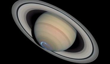 Photomontage of Saturn with a false-color image of UV aurora taken with Hubble’s Imaging Spectrograph on January 24, 2004, superimposed on an image of visible light taken with Hubble’s Advanced Camera for Surveys on March 22, 2004. Image credit: NASA / ESA / J. Clarke, Boston University / Z. Levay, STScI.
