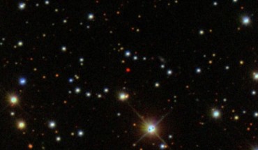 The L-type dwarf W1906+40 is a red object in the center of this image. Image credit: SDSS / Centre de Données astronomiques de Strasbourg / SIMBAD.
