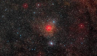 The binary star system HR 5171 is the bright object just below the center of this wide-field image. Image credit: Digitized Sky Survey 2 / ESO.