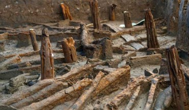 Cambridge Archaeological Unit scientists have unearthed the charred wooden roof structure of a 3,000-year-old round house. Image credit: Cambridge Archaeological Unit.