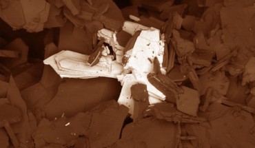 This false-color image shows the mineral ichnusaite. Image credit: American Mineralogist / Paulo Biagioni et al.
