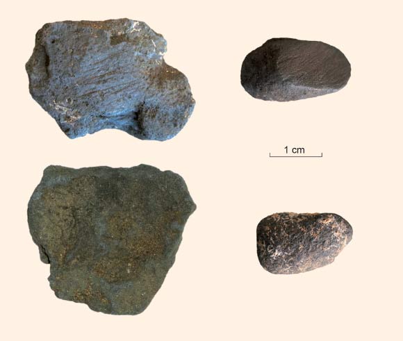 Manganese dioxide blocs collected from Pech-de-l’Azé I: abraded (top row) and unmodified. Image credit: Peter Heyes.