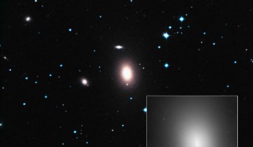 The elliptical galaxy NGC 1600, approximately 200 million light-years away - shown in the center of the Hubble image and highlighted in the box - hosts in its centre one of the biggest supermassive black holes known. Image credit: NASA / ESA / Digital Sky Survey 2.
