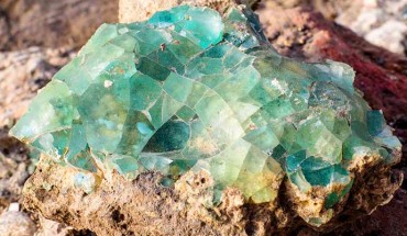 Small fragments of raw glass as they were found at the site. Image credit: Assaf Peretz / Israel Antiquities Authority.