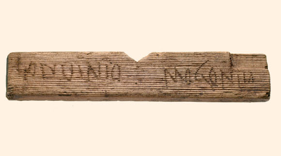 Bloomberg tablet 6: ‘Londinio Mogontio,’ meaning ‘In London, to Mognotius,’ dated to CE 65-80. Image credit: Museum of London Archaeology.