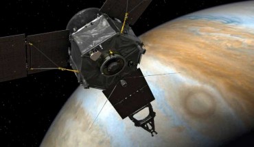 This illustration depicts NASA’s Juno spacecraft at Jupiter, with its solar arrays and main antenna pointed toward the distant Sun and Earth. Image credit: NASA / JPL-Caltech.