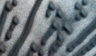 ‘Morse code’ dunes on Mars. Image credit: NASA / JPL / University of Arizona.