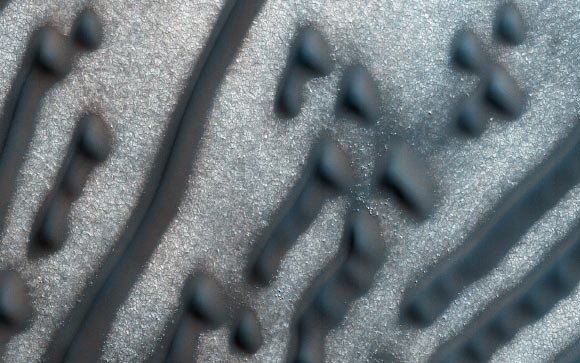 ‘Morse code’ dunes on Mars. Image credit: NASA / JPL / University of Arizona.