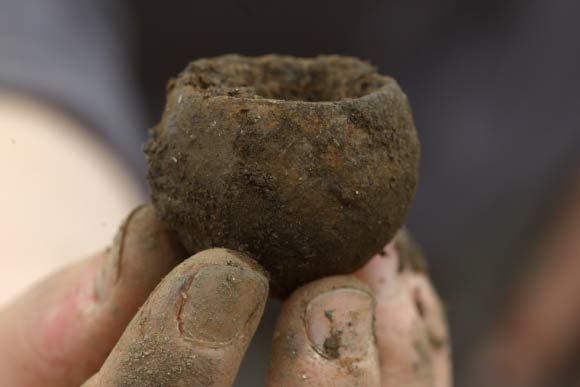 A tiny pot (one of two now found at Must Farm) and the smallest vessel from a range that includes very large storage jars, medium-sized fineware bowls and small cups. Image credit: Dave Webb / Cambridge Archaeological Unit.