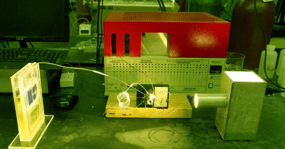 Simulated sunlight powers a solar cell that converts atmospheric carbon dioxide directly into syngas. Image credit: University of Illinois at Chicago.