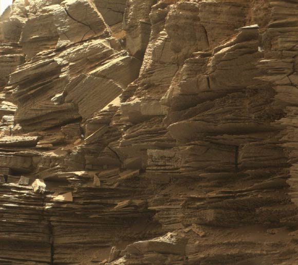 This view from the Mast Camera shows finely layered rocks within the ‘Murray Buttes.’ The image was taken on September 8, 2016. Image credit: NASA / JPL-Caltech / MSSS.