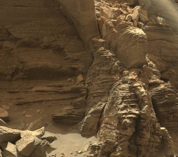 This view from the Mast Camera shows an outcrop with finely layered rocks within the ‘Murray Buttes.’ The image was taken on September 8, 2016. Image credit: NASA / JPL-Caltech / MSSS.