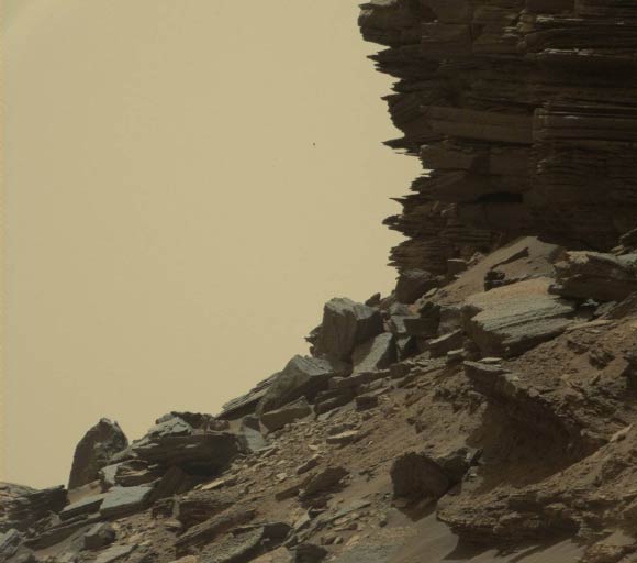 This view from the Mast Camera shows a hillside outcrop with layered rocks within the ‘Murray Buttes.’ The image was taken on September 8, 2016. Image credit: NASA / JPL-Caltech / MSSS.