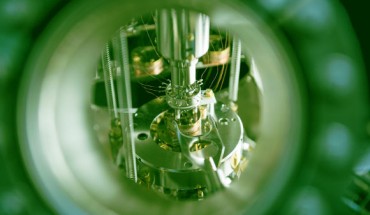 The scanning tunneling microscope used to inject electrons into a silicon surface. Image credit: Michelle Tennison.