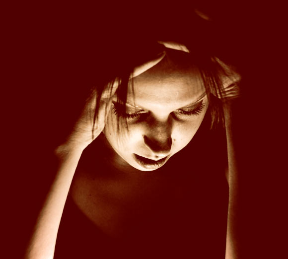 According to a new study, the mouths of migraine sufferers harbor more nitrate-reducing microbes than people who do not get migraine headaches. Image credit: Sasha Wolff / CC BY 2.0.