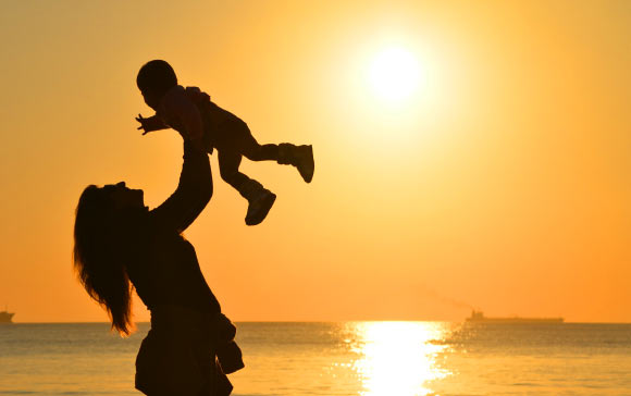 Nicola Barban et al identified ten new areas of the DNA sequence that are related with the age at first birth and the number of children ever born. Image credit: Vania Raposo.