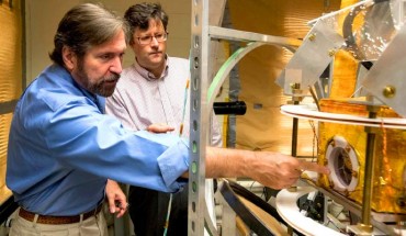 Prof. Gordon Cates and Dr. Wilson Miller with the unique imaging apparatus the team built in their lab. Image credit: Dan Addison / University of Virginia.