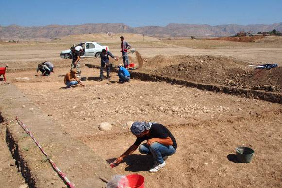Excavation work on the Bronze Age overland roadway outside the village of Bassetki, Iraq. Image credit: Peter Pfälzner.