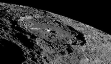 This image of the limb of Ceres shows a section of the northern hemisphere. Prominently featured is Occator Crater. Dawn took this image on Oct. 17, 2016, at a distance of about 920 miles above the surface. Image credit: NASA / JPL-Caltech / UCLA / MPS / DLR / IDA.